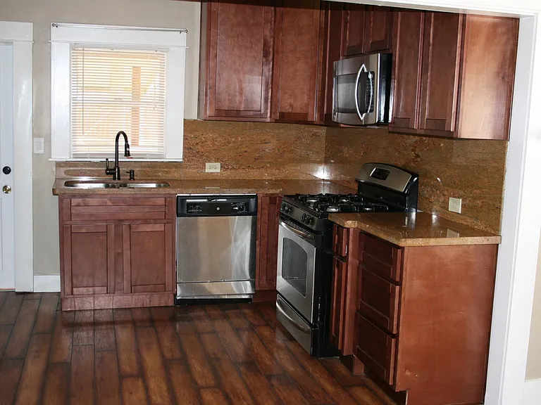 306 Hackberry Ave — Photo 6