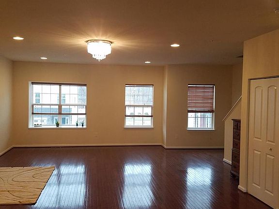 3rd image of 614 S Twin Lakes Blvd