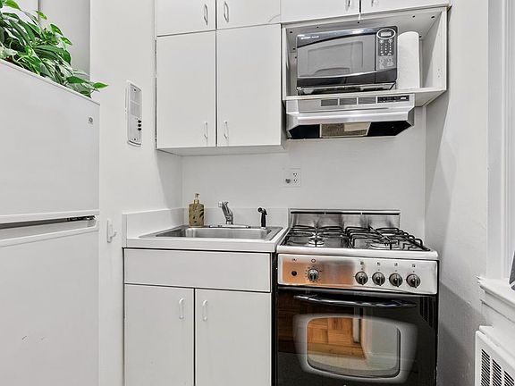 3rd image of 240 E 46th St #J3