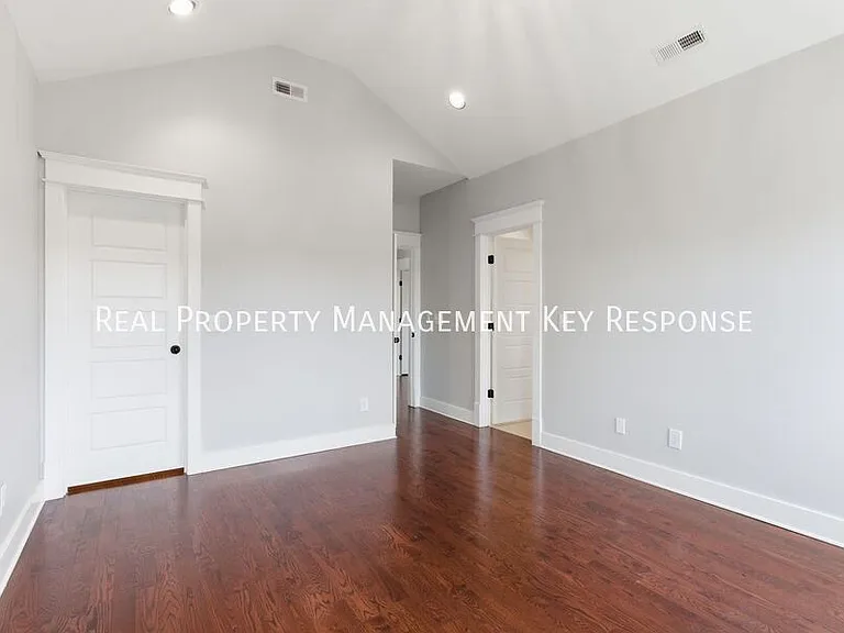 2209 20th Ave S — Photo 32