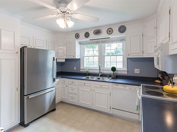 3rd image of 23 Conway Dr