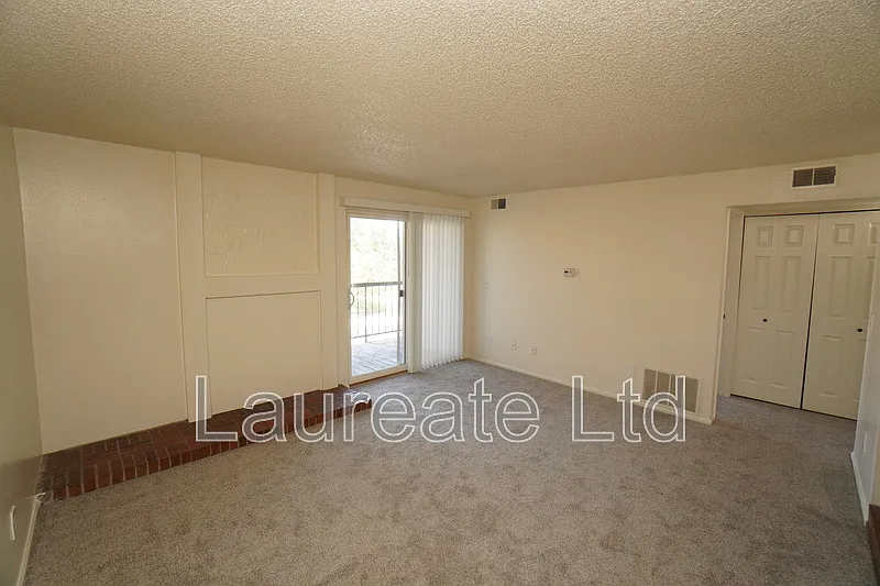2 bed, 1.0 bath, 696 sqft, $1,595 — Photo 2