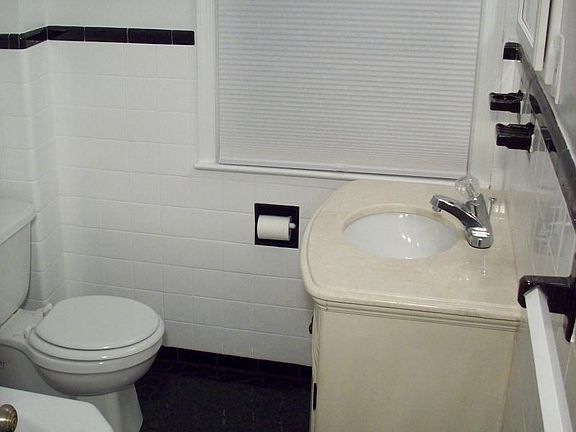 Bathroom with art-deco tiling