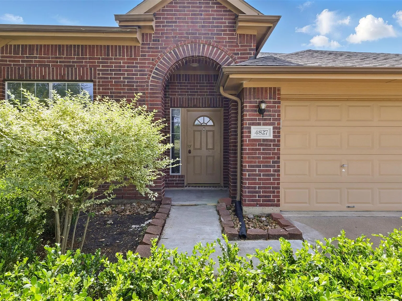 3 bed, 2.0 bath, 1853 sqft, $1,995 — Photo 4