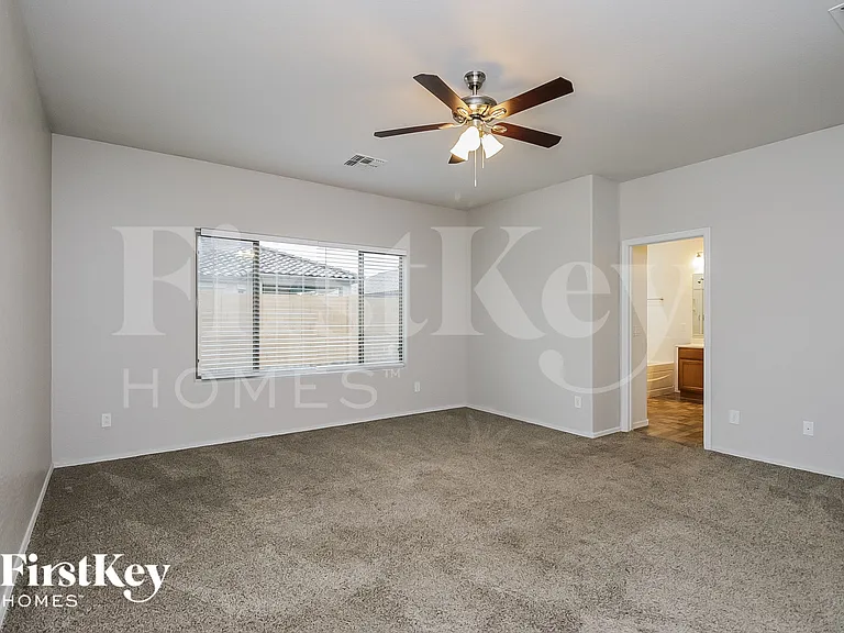 8811 S 57th Ln — Photo 7