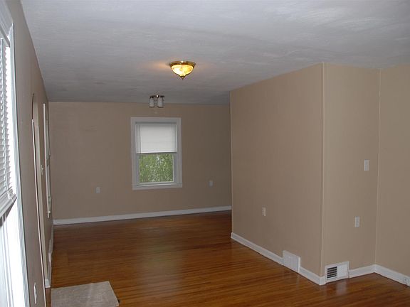 3rd image of 5321 Packard Ave