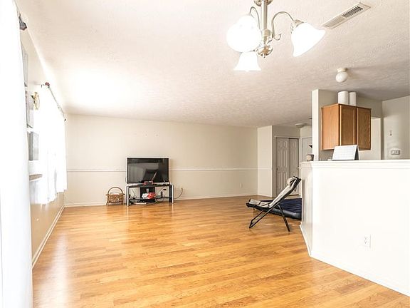 5th image of 131 Village Green Dr
