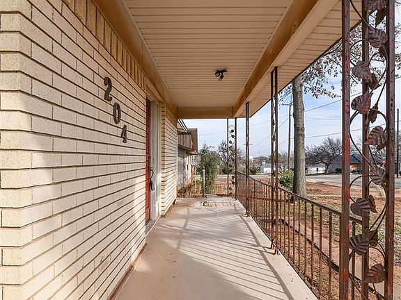 3rd image of 204 W Texas Ave
