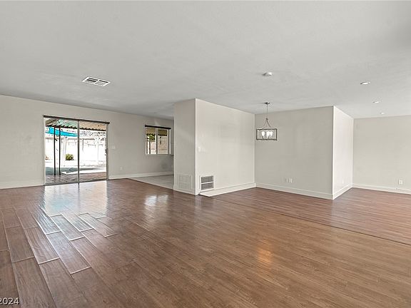 3rd image of 912 Sproul Ct