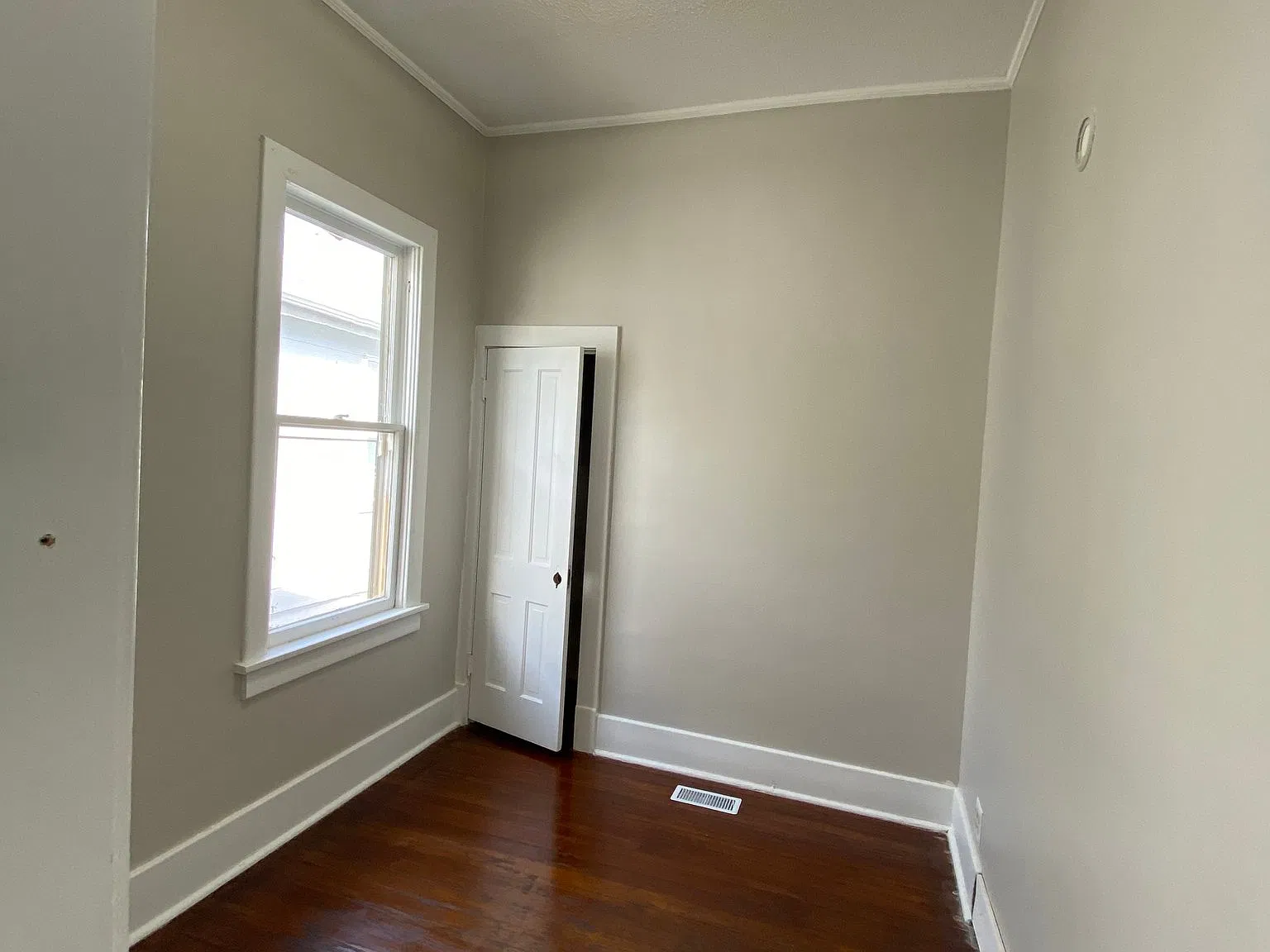 Recently Updated 1 Bedroom / 1 Bathroom Apartment - Available November 1st! — Photo 2