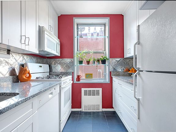 4th image of 245 Henry St APT 3A