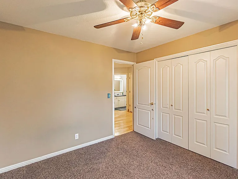 3915 Woodhaven Ln — Photo 23