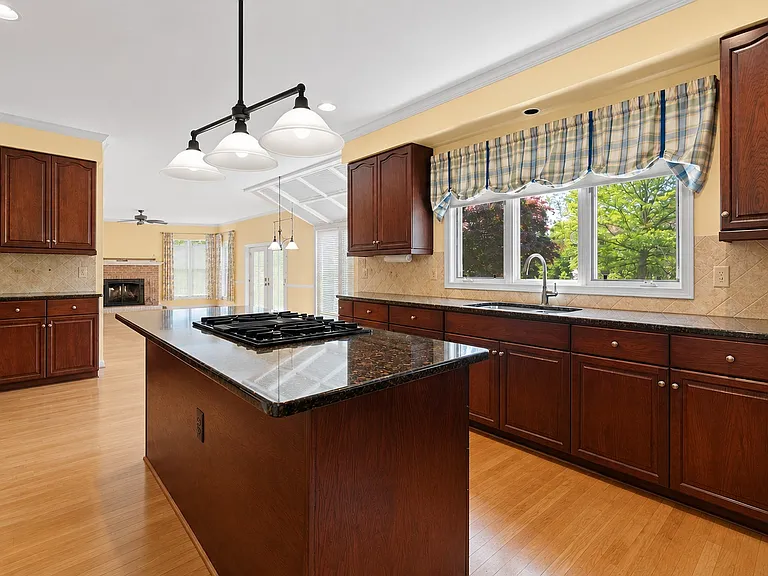 4804 Leighfield Valley Dr — Photo 9