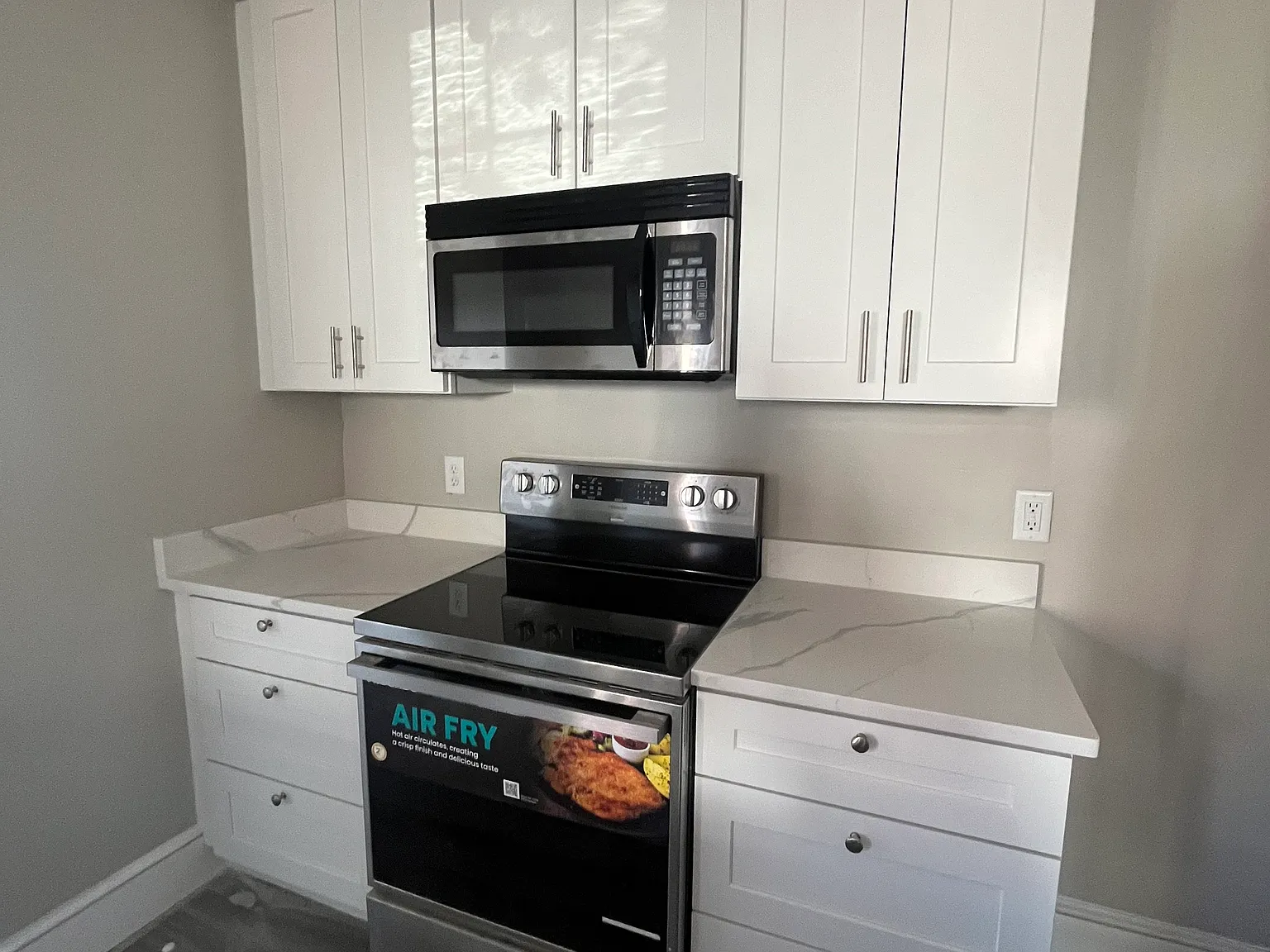 3 bed, 1.5 bath, 1300 sqft, $2,500 — Photo 2