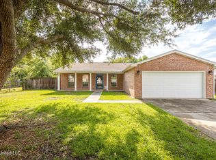 1213 Merritt Ln, Ocean Springs, MS 39564