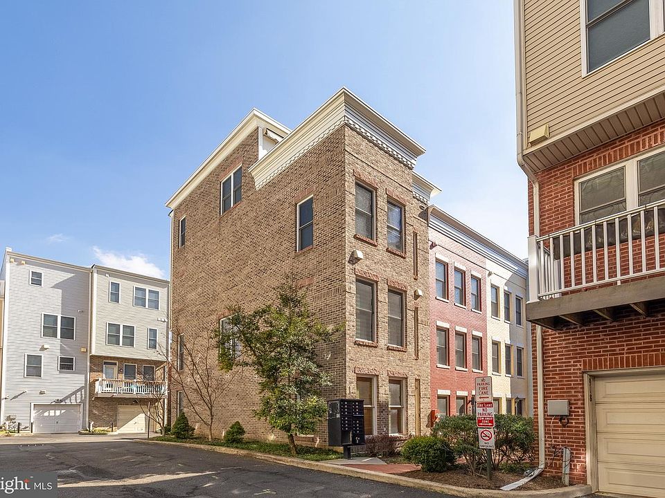 1st image of 920 4th St SE