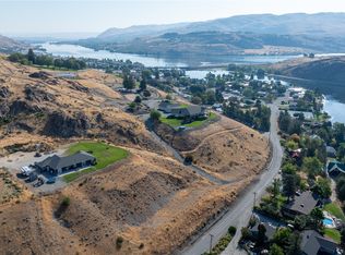 710 Riverside Dr, Pateros, WA 98846