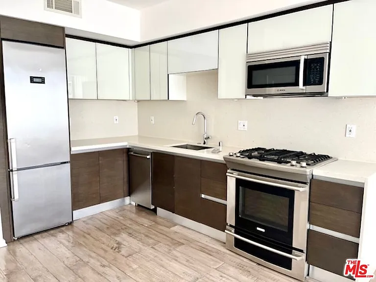 1611 Beverly Gln #3B — Photo 4