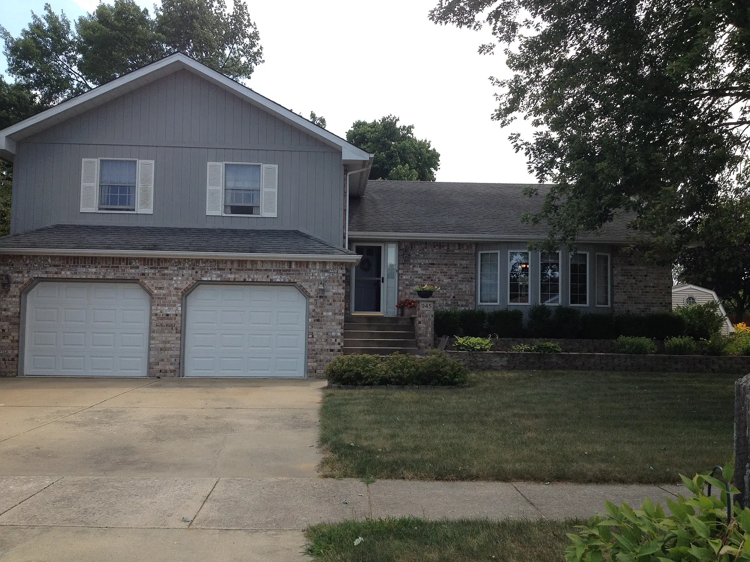 945 Phyllis Dr photo 1