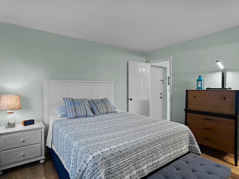 2nd bedroom with queen size bed.