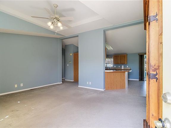 4th image of 938 N White Oaks Ln