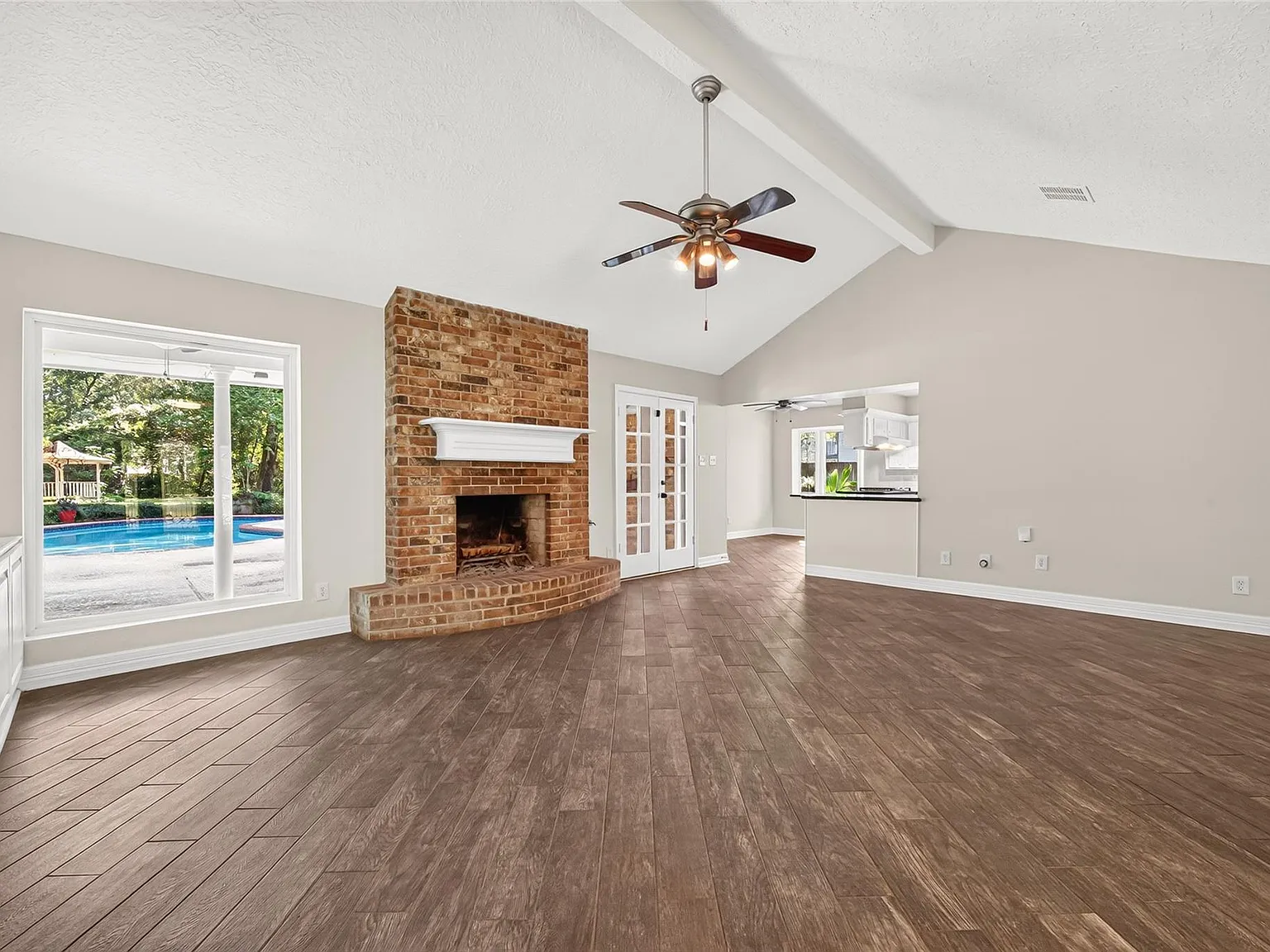 4 bed, 2.0 bath, 2410 sqft, $2,900 — Photo 4