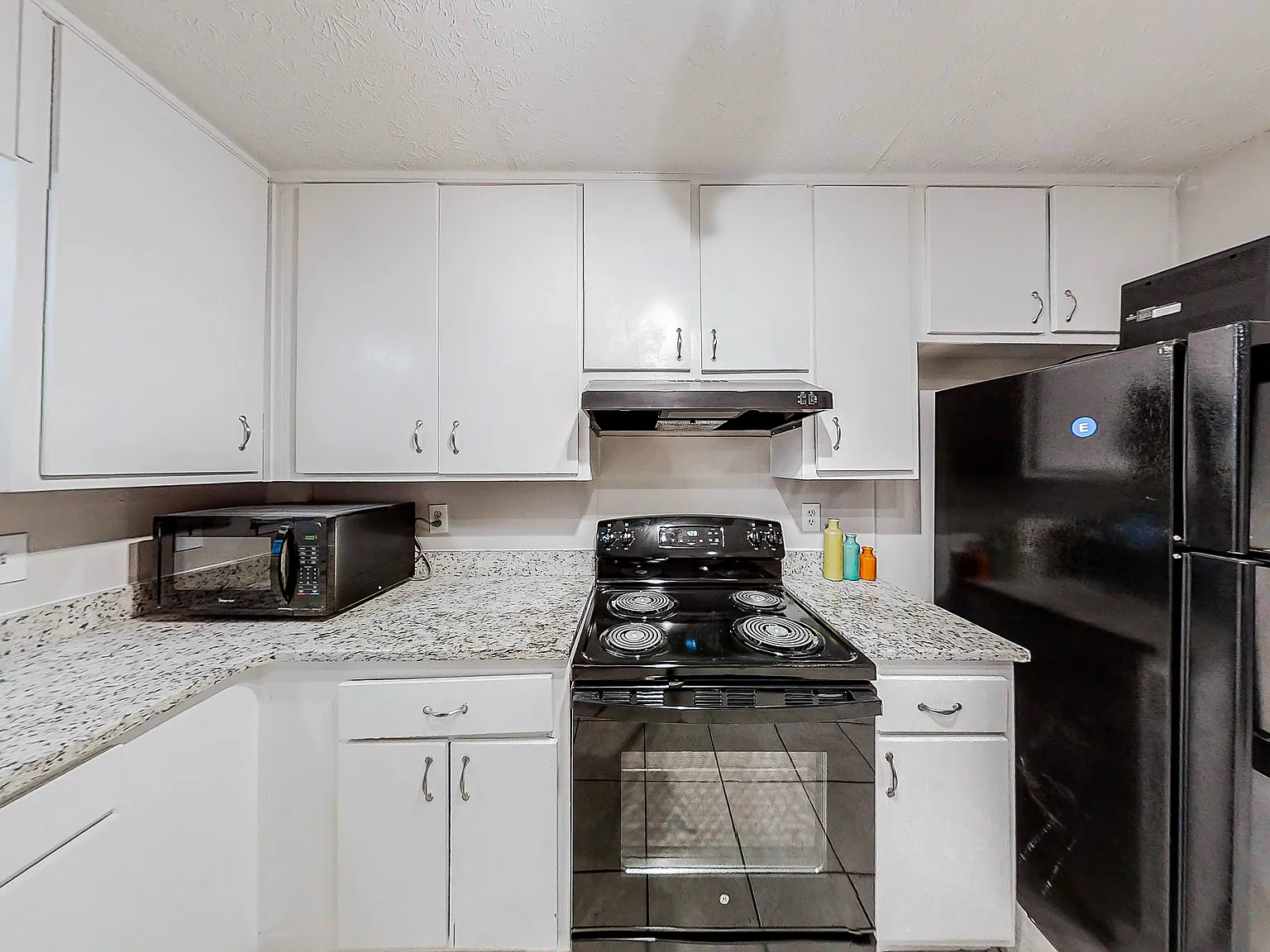 4 bed, 3.0 bath, 1958 sqft, $702 — Photo 3