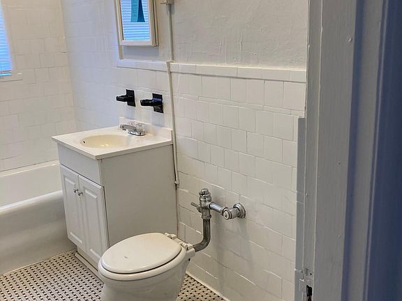 2nd image of 1018 Art Hill Pl #1S