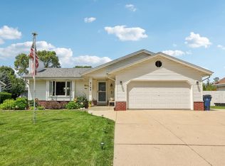 8149 S Wildwood Dr, Oak Creek, WI 53154