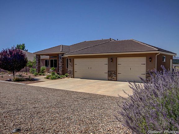 3rd image of 1421 N Canyon Trails Dr