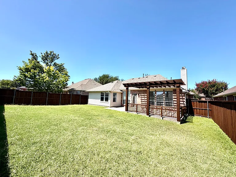 902 Rockton Dr — Photo 22