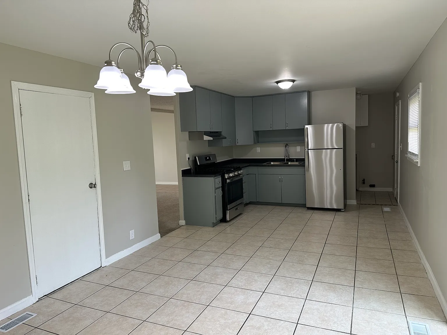 3 bed, 1.5 bath, 1238 sqft, $1,600 — Photo 4