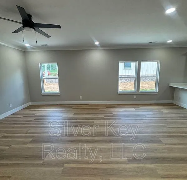 924 Stratford Ave — Photo 7