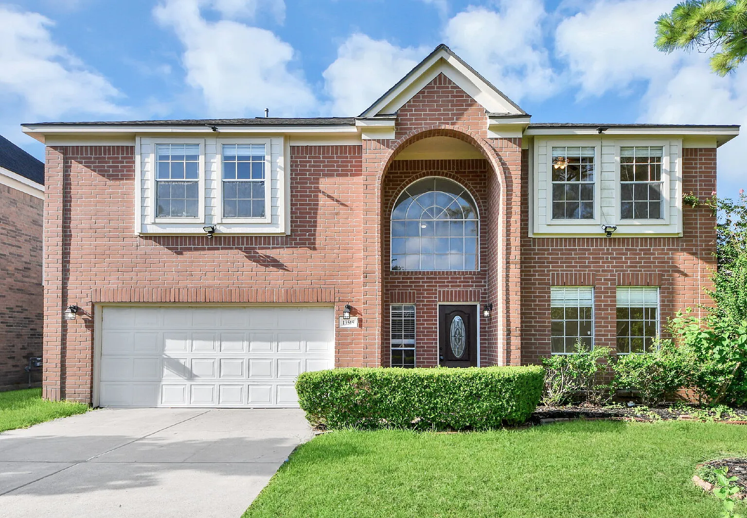 5 bed, 2.5 bath, 2868 sqft, $2,650 — Photo 1