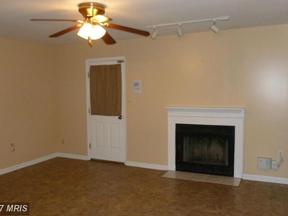 family room w/fireplace