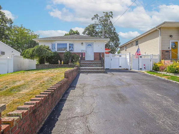 126 Commonwealth Avenue, Massapequa, NY 11758