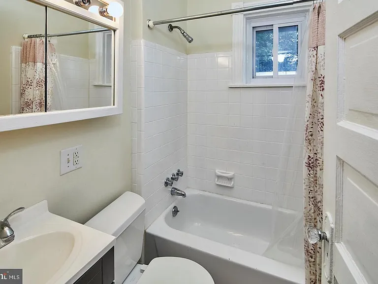 1607 W 9th St — Photo 12