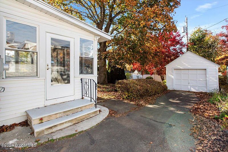 4th image of 55 Pointview Drive