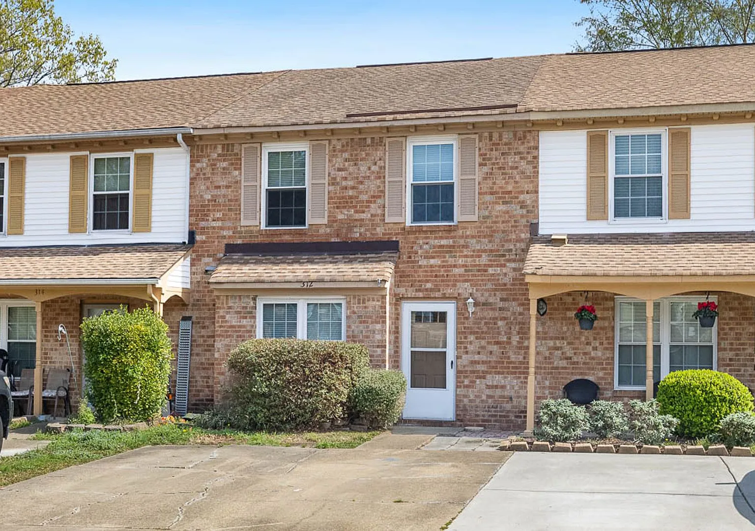 Beautiful 3-bedroom townhome located in the desirable Thalia area of Virginia Beach. — Photo 2