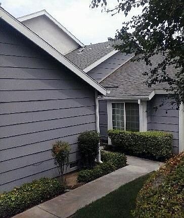 Front Walkway to Unit