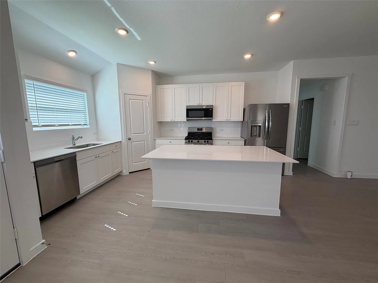 4 bed, 2.0 bath, 2061 sqft, $2,175 — Photo 4
