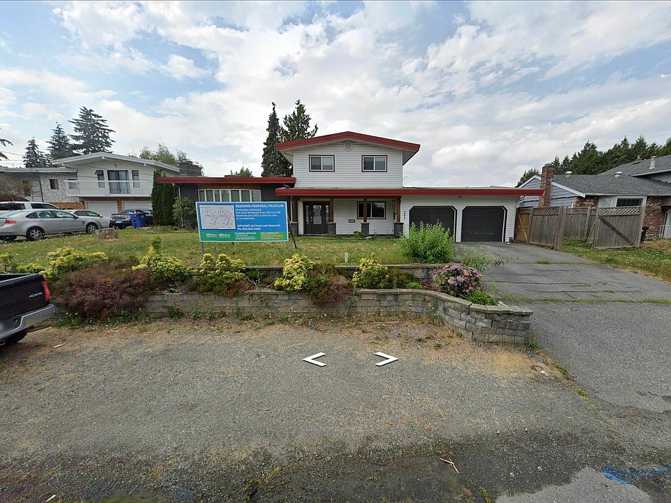 2nd image of 2577 Sunnyside Cres