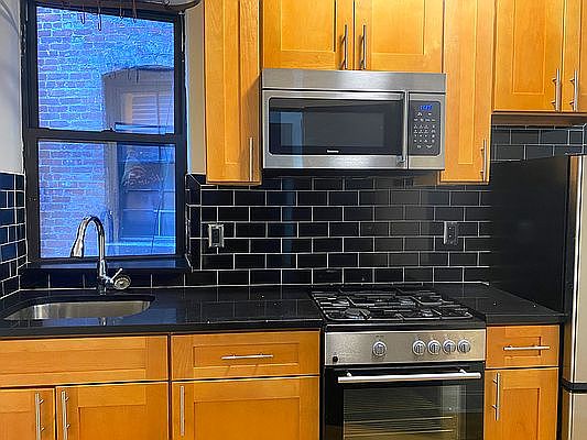 3rd image of 228 W 25th St APT 4RE