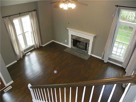 3rd image of 133 E Lake Ct