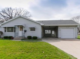 206 10th Ave, Hiawatha, IA 52233