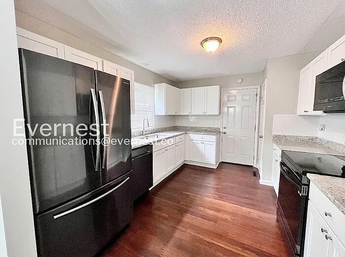 400 Wilcrest Dr — Photo 6