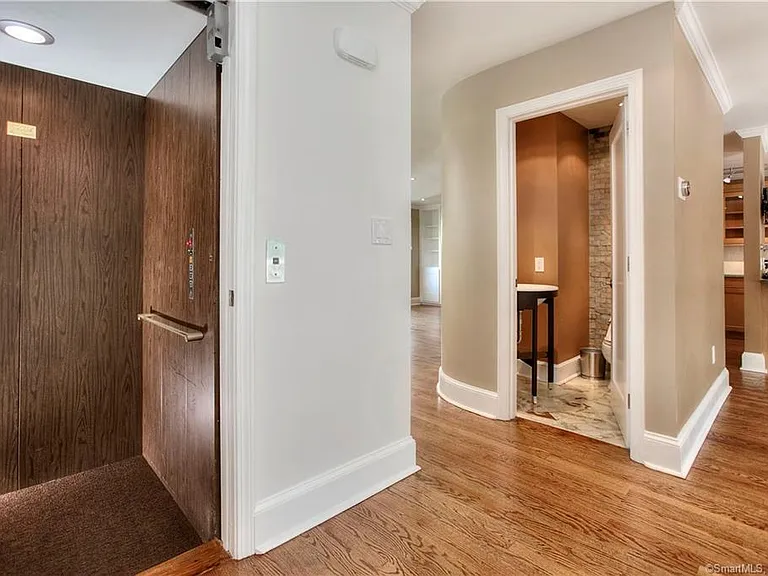 450 Center St #15 — Photo 4