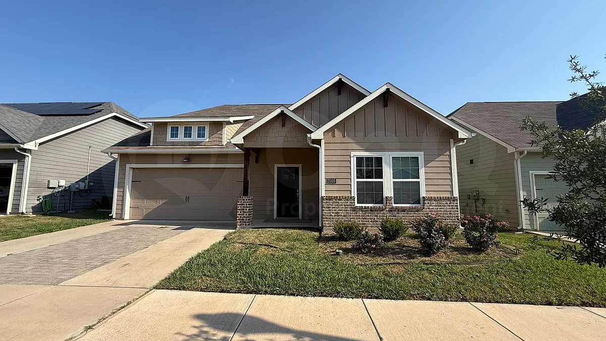3 bed, 3.0 bath, 1721 sqft, $2,300 — Photo 1
