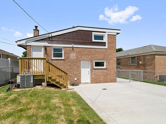 3rd image of 2637 W 93rd Pl