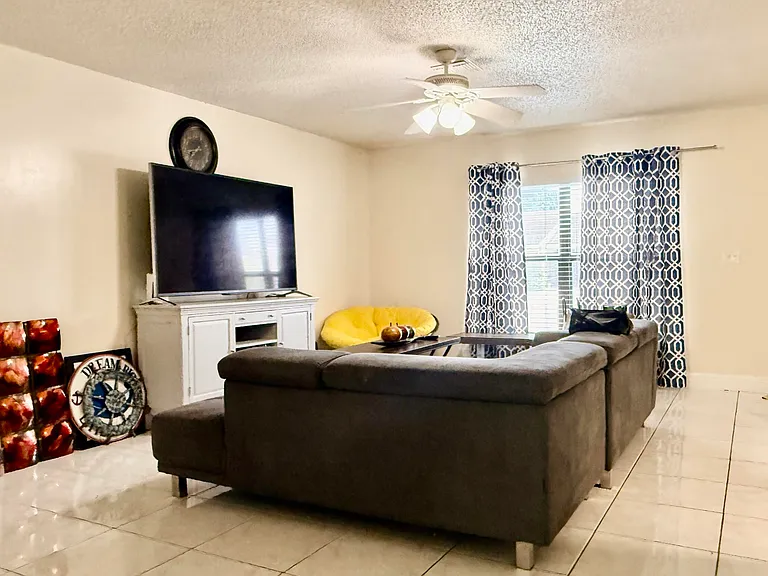 5913 Corson Pl — Photo 2